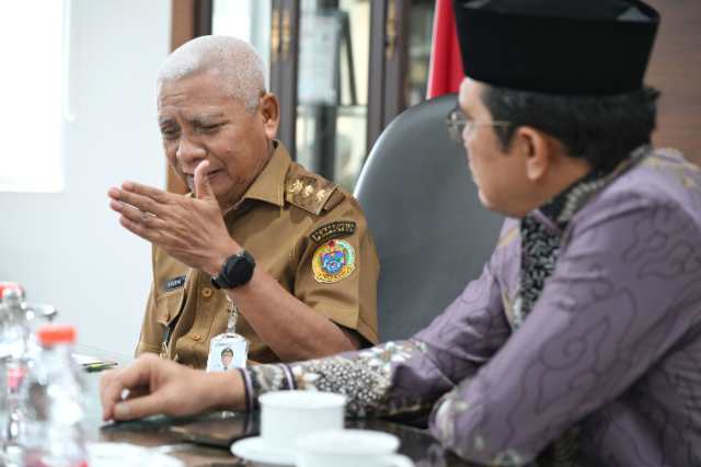 Wakil Gubernur Sumatera Utara (Sumut) Surya menerima kunjungan Anggota DPD RI asal Sumut Pdt Penrad Siagian, dalam Rangka Penyerapan Aspirasi Terkait Pelaksanaan UU Tentang Pemerintahan Daerah, UU Tentang Pelayanan Publik dan UU Tentang Aparatur Sipil Negara, di Ruang Kerja Wagubsu Lantai 9 Kantor Gubernur, Selasa 10 Juni 2025.