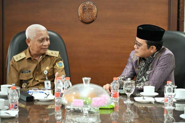 Wakil Gubernur Sumatera Utara (Sumut) Surya menerima kunjungan Anggota DPD RI asal Sumut Pdt Penrad Siagian, dalam Rangka Penyerapan Aspirasi Terkait Pelaksanaan UU Tentang Pemerintahan Daerah, UU Tentang Pelayanan Publik dan UU Tentang Aparatur Sipil Negara, di Ruang Kerja Wagubsu Lantai 9 Kantor Gubernur, Selasa 10 Juni 2025.