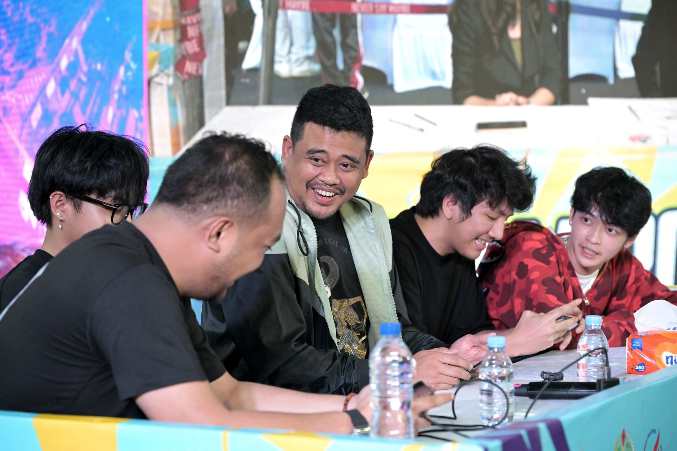 Gubernur Sumatera Utara (Sumut) Bobby Afif Nasution, main bareng Game Esport bersama sejumlah Pro Player Game Esport di Lapangan H Adamalik Kota Siantar, Minggu, 15 Juni 2025.