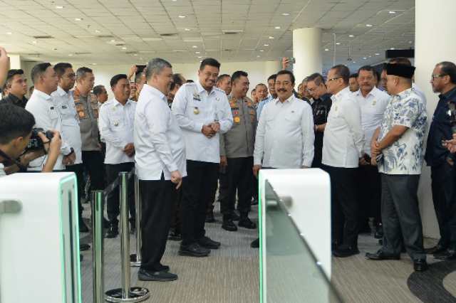 Gubernur Sumatera Utara (Sumut) Bobby Nasution bersama Menteri Imigrasi dan Pemasyarakatan Republik Indonesia Agus Andrianto turut meresmikan Autogate Imigrasi di Terminal kedatangan internasional Bandara Kualanamu Kabupaten Deliserdang, Selasa (24/6).