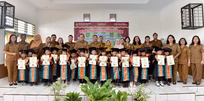 Sekretaris Dinas Sosial Provinsi Sumatera Utara (Sumut) Fachrizal Nasution melepas acara Terminasi (Pengembalian Anak kepada orang tua/wali) pada UPTD Pelayanan Sosial Anak Balita Medan, Jalan Tengku Amir Hamzah Medan, Selasa (24/06/2025).