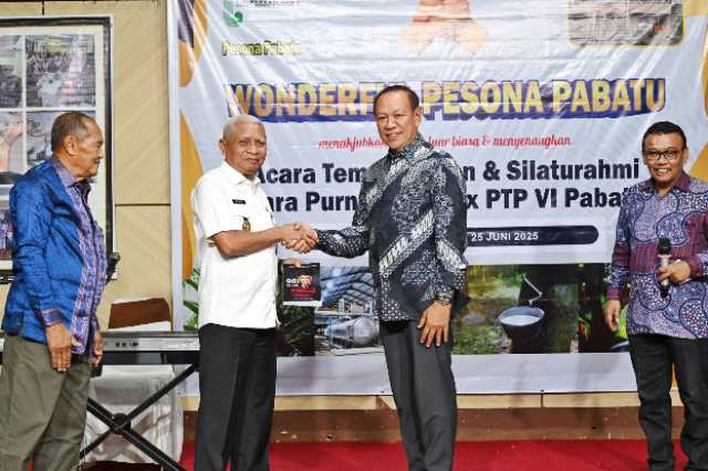 Wakil Gubernur Sumatera Utara (Sumut) Surya menghadiri Temu Kangen dan Silaturahmi bersama Para Purna Tugas Ex PTP VI Pabatu di Raz Plaza Jalan Dr. Mansyur Nomor 162 Medan, Rabu (25/6/2025).