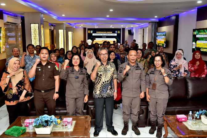 Sekretaris Dinas Komunikasi dan Informatika (Kominfo) Provinsi Sumatera Utara (Sumut) Achmad Yazid Matondang bersama seluruh Apartur Sipil Negara (ASN) Dinas Kominfo sumut mengituti acara Penerangan Hukum yang diselenggrakan oleh Kejaksaan Tinggi Sumut yang diselenggarakan di Aula Transparasi, Kantor Dinas Kominfo Sumut, Jalan H.M said Medan, Selasa (26/6/2026).