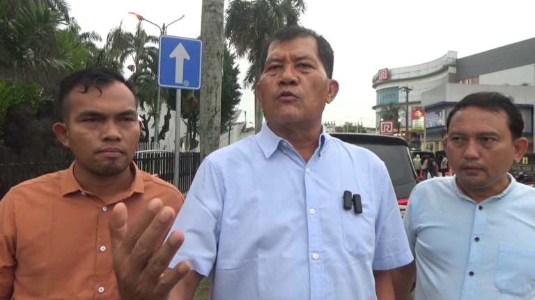 Kuasa hukum 4 pekerja fidusia, Dr Longser Sihombing SH MH didampingi kuasa hukum lainnya Beresman Siallagan SH MH dan Dedi Feri Sianturi, di depan Kantor Polsek Medan Kota, yang menjadi TKP peristiwa tersebut, Jumat (6/6/2025).