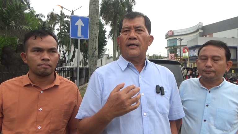 Kuasa hukum 4 pekerja fidusia, Dr Longser Sihombing SH MH didampingi kuasa hukum lainnya Beresman Siallagan SH MH dan Dedi Feri Sianturi, di depan Kantor Polsek Medan Kota, yang menjadi TKP peristiwa tersebut, Jumat (6/6/2025).
