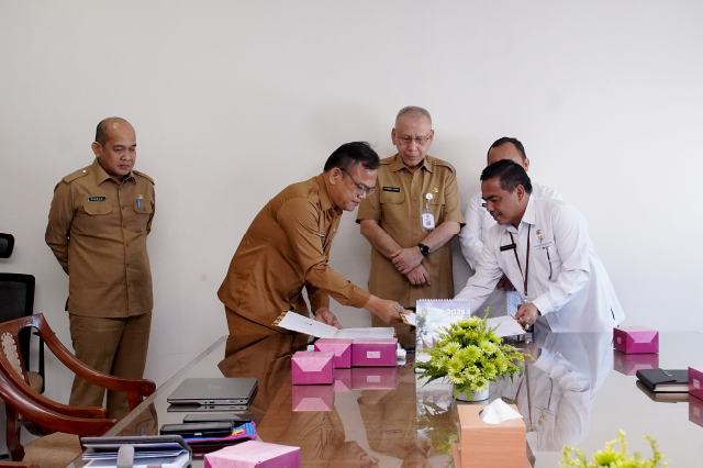 Plh Sekretaris Daerah Provinsi Sumut Effendy Pohan menyaksikan penandatanganan Perjanjian Kerja Sama antara Dinas Komunikasi dan Informatika Provinsi Sumut dan Badan Pusat Statistik Provinsi Sumut di Ruang Rapat Lantai 9 Kantor Gubernur Sumut Jalan Diponegoro 30, Kota Medan, Selasa (1/7/2025). Foto/Diskominfo Sumut