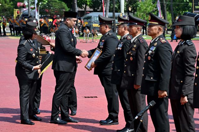 Gubernur Sumut, Bobby Nasution menghadiri Upacara dan Syukuran Peringatan Hari Bhayangkara ke 79 yang diselenggarakan di Lapangan KS Tubun, Mapolda Sumut, Jalan Sisingamangaraja, Medan, Selasa (1/7/2025). Bertindak sebagai Inspektur Upacara yaitu Kapolda Sumut Irjen Polisi Whisnu Hermawan. Foto/Diskominfo Sumut