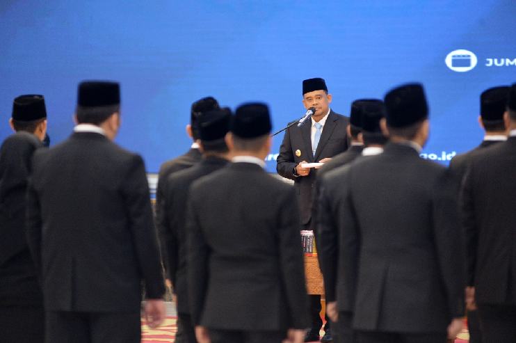 Gubernur Sumut Bobby Nasution melantik dan melakukan pengambilan Sumpah Janji Jabatan sebanyak 60 orang pejabat administrator dan pengawas pada lingkungan Pemerintah Provinsi Sumut di Aula Raja Inal Siregar, Kantor Gubernur Sumut Jalan Diponegoro Kota Medan, Jumat (4/7/2025). Foto/Diskominfo Sumut