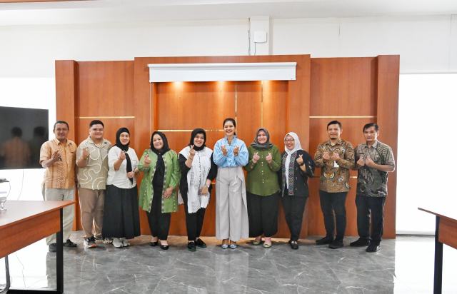 Ketua Dewan Kerajinan Nasional Daerah (Dekranasda)Provinsi Sumut Kahiyang Ayu menerima audiensi pengurus Asosiasi Perancang Pengusaha Mode Indonesia (APPMI) Sumut di kantor Dekranasda Sumut Jalan Iskandar Muda Medan, Jumat (4/7/2025). Foto/Diskominfo Sumut