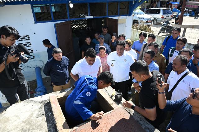 Gubernur Sumatera Utara (Sumut) Bobby Nasution didampingi Bupati Samosir Vandiko Gultom melakukan sidak ke Reservoir milik PDAM Tirtanadi cabang Samosir, Senin (7/7/2025). Foto/Diskominfo Sumut
