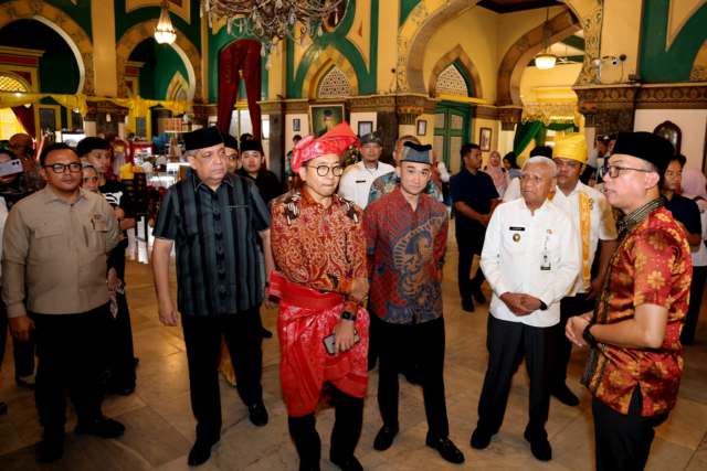 Wakil Gubernur Sumut, Surya bersama Sultan Deli ke-14 Mahmud Arya Lamantjiji Perkasa Alam Shah mendampingi Menteri Kebudayaan Republik Indonesia Fadli Zon saat berkunjung ke Istana Maimun Jalan Brigjen Katamso Medan, Rabu (23/7/2025). Foto/Diskominfo Sumut