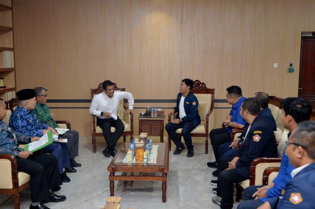 Gubernur Sumatera Utara (Sumut) Bobby Nasution menerima audiensi pengurus Karang Taruna di Ruang Kerja Lantai 10 Kantor Gubernur Sumut Jalan Diponegoro 30 Kota Medan, Kamis (24/7/2025). Foto/Diskominfo Sumut 