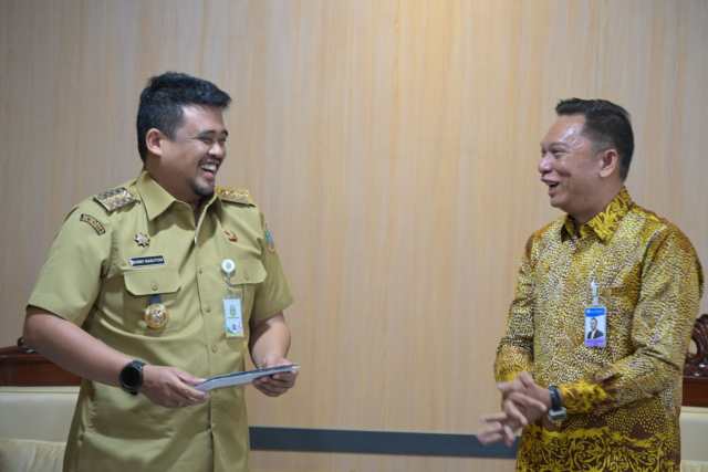 Gubernur Sumatera Utara (Sumut) Muhammad Bobby Afif Nasution menerima kunjungan Kepala Perwakilan Bank Indonesia (BI) Wilayah Sumut Rudy Brando Hutabarat di Ruang Kerjanya, Kantor Gubernur Sumut, Jalan Pangeran Diponegoro Nomor 30 Medan, Selasa (15/7).