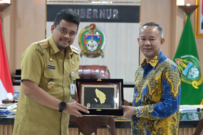 Gubernur Sumatera Utara (Sumut) Muhammad Bobby Afif Nasution menerima kunjungan audiensi Kepala Perwakilan Ombudsman RI Sumut Herdensi Adnin di Ruang Kerja Kantor Gubernur Sumut, Jalan Pangeran Diponegoro Nomor 30 Medan, Selasa (15/7).