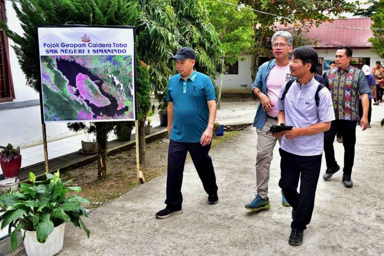 General Manager (GM) Badan Pengelola Geopark Toba Azizul Kholis mendampingi Asesor United Nations Educational, Scientific and Cultural Organization (UNESCO) Soo Jae Lee meninjau sejumlah Geosite di Kawasan Danau Toba. Hal tersebut dilaksanakan dalam rangka pra revalidasi UNESCO guna kesiapan menghadapi revalidasi yang akan dilaksanakan pada 21-25 Juli 2025. Soo Jae Lee bersama rombongan meninjau sejumlah geosite.