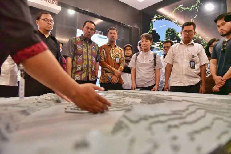 Asesor United Nations Educational, Scientific and Cultural Organization (UNESCO) Soo Jae Lee meninjau sejumlah Geosite di Kawasan Danau Toba. Hal tersebut dilaksanakan dalam rangka pra revalidasi UNESCO guna kesiapan menghadapi revalidasi yang akan dilaksanakan pada 21-25 Juli 2025.