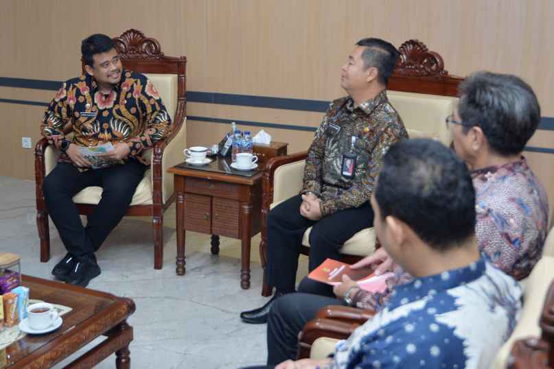 Gubernur Sumatera Utara (Sumut) Bobby Nasution menerima kunjungan Dirjen Kependudukan dan Catatan Sipil Kementerian Dalam Negeri di Ruang Kerja Lantai 10 Kantor Gubernur Sumut Jalan Diponegoro Kota Medan, Kamis (17/7).