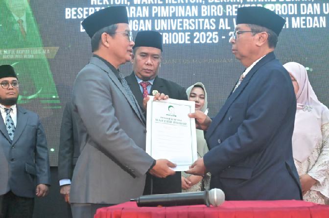Ketua Umum PB Al Washliyah Dr KH Masyhuril Khamis SH MM melantik Prof Dr H Saiful Akhyar Lubis MA dilantik menjadi Rektor Universitas Al Washliyah (Univa) Medan periode 2025-2029, Selasa (1/7/2025) di Hotel Madani Medan.