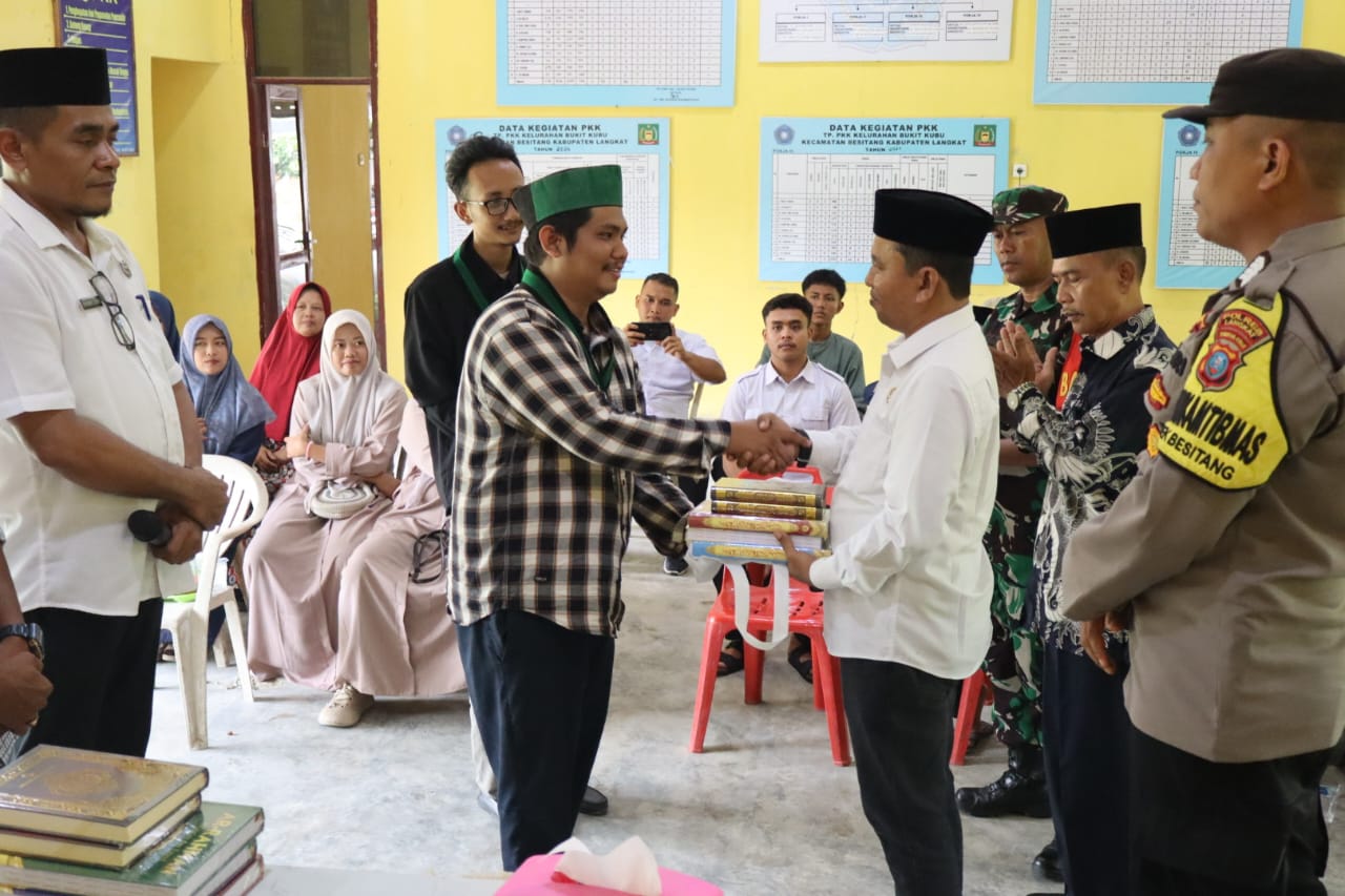 Polda Sumut Bersama BADKO HMI Sumut Memberikan Bantuan Berupa Mushaf Al Quran