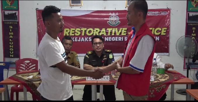 Kedua belah pihak yang berperkara berdamai setelah disetujui diselesaikan dengan pendekatan keadilan restoratif.