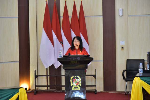 Juru bicara Fraksi PDIP Dr. Dra. Lily dalam rapat paripurna DPRD Kota Medan, Senin (7/7/2025).
