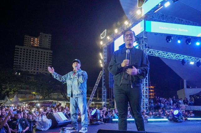Fajar Noor dan Armada Meriahkan Panggung Hiburan Rakyat Colorful Medan Carnival 2025