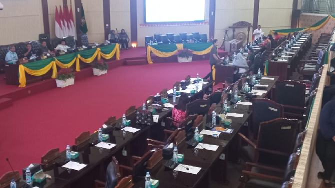 Ruang rapat paripurna DPRD Kota Medan terlihat kosong sebelum paripurna digelar, Selasa (8/7/2025) pukul 10.00 WIB.