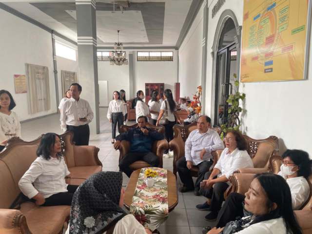 Rektor UDA Dr Lilis S Gultom, para wakil rektor, dekan, dosen serta pegawai dilarang masuk ke ruang kerja mereka masing-masing oleh sekuriti kampus, Senin (7/7/2025). Foto/ist