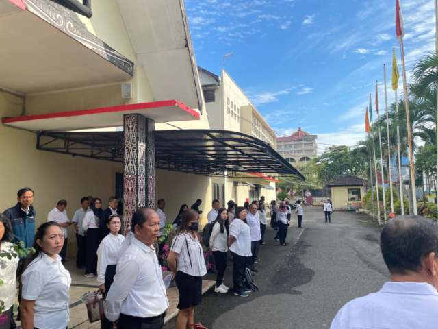 Suasana kampus UDA saat adanya larangan masuk terhadap Rektor Dr Lilis S Gultom, para wakil rektor, dekan, dosen serta pegawai ke ruang kerja mereka masing-masing, Senin (7/7/2025). Foto/ist 