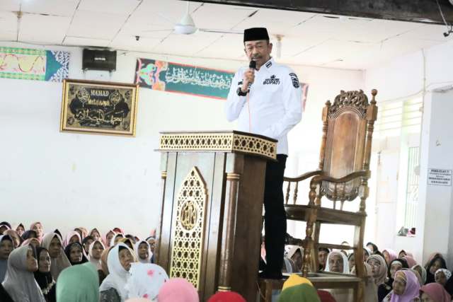Bupati Madina H Saipullah Nasution dihadapan ibu ibu pengajian.