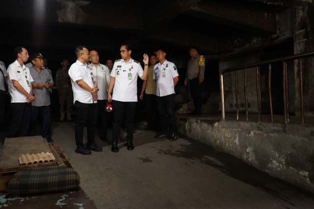 Wali Kota Medan Rico Waas usai meninjau aset Pemko Medan berupa gedung Eks Perisai Plaza yang terletak di jalan Pemuda, Kecamatan Medan Maimun, Rabu (9/7/2025). 