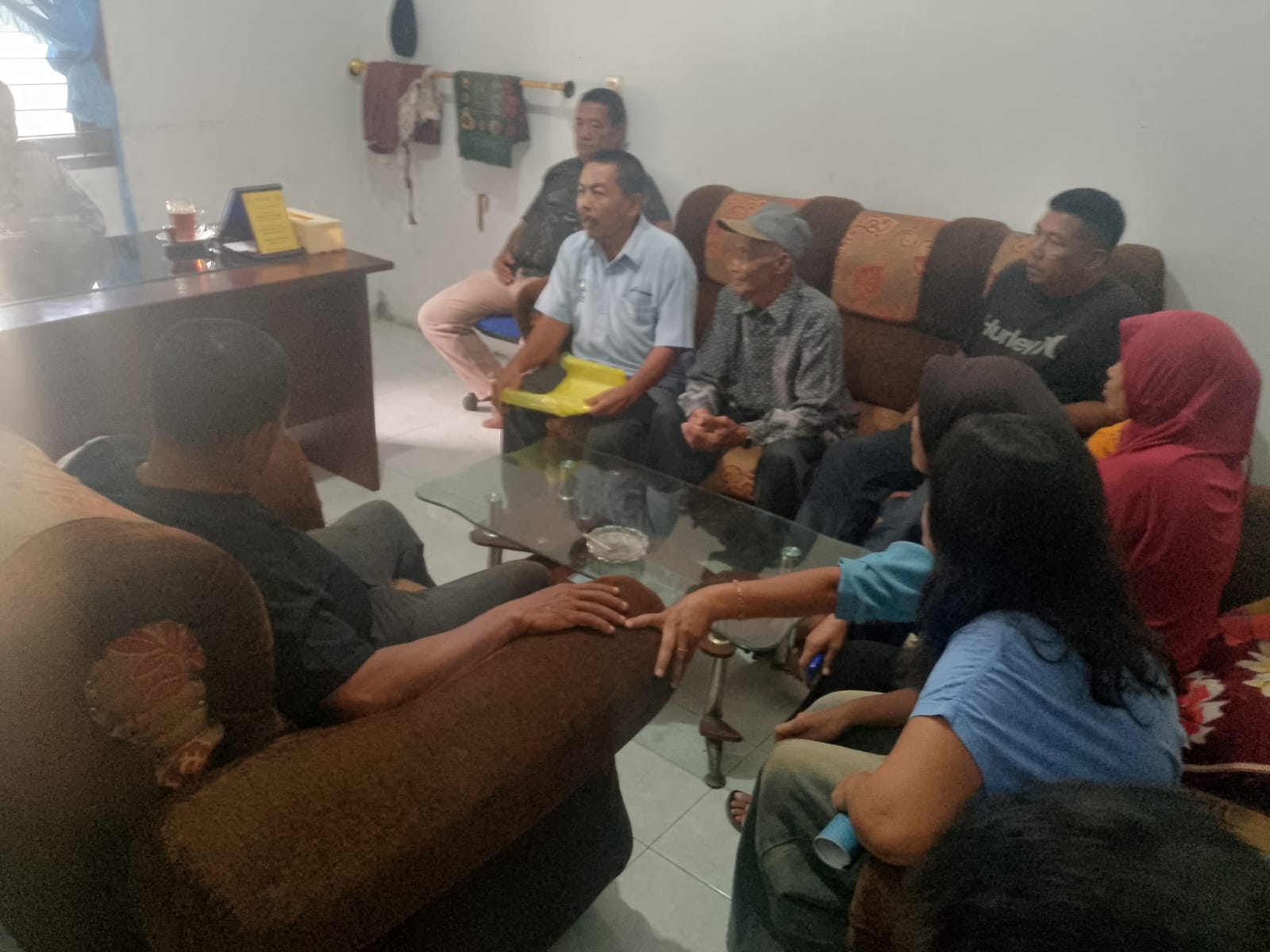 Puluhan Warga Dari 5 Lingkungan Geruduk Kantor Lurah Pekan Gebang ,Minta Pemilihan 5 Kepling Harus Transparan