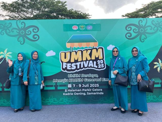 Ketua TP PKK Madina saat di Samarinda.