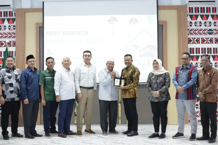 Anggota DPRD Sumut dapil VII bersama Bupati Madina.