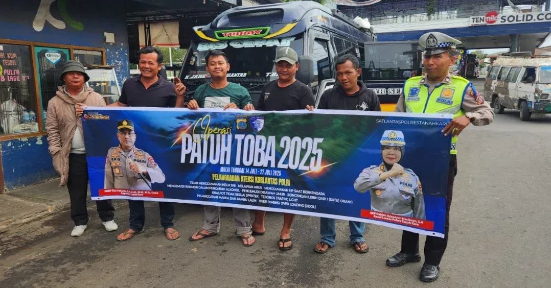 Aiptu Sudarmono Sosialisasikan Tertib Lalu Lintas di Terminal Kabanjahe dalam Rangka Operasi Patuh Toba 2025