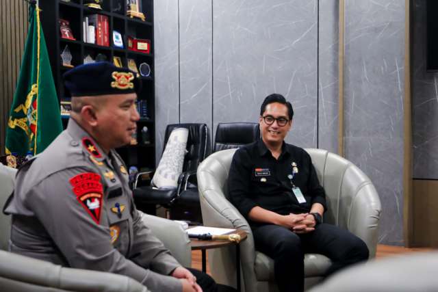Wali Kota Medan Rico Waas saat menerima kunjungan Komandan Pasukan (Danpas) Brimob I, Korps Brimob Polri, Brigjen Pol Anang Sumpena di rumah dinas Wali Kota Medan, Jalan Sudirman, Selasa (22/7/2025).