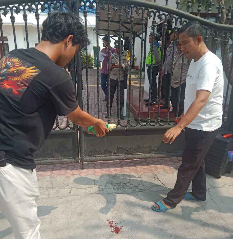 Massa Aksi Potong Ayam di Depan Kantor Balai Teknik Perkretapian Kelas I Medan, Soroti Proyek Jembatan KA Rp39 Miliar