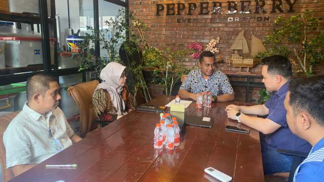 Plt. Kepala Badan Pendapatan Daerah Kota Medan, T Roby Chairi didampingi Kepala Bidang Pengembangan dan Pengendalian Pajak dan Retribusi Daerah, Popy Maya Syafira, Lurah Merdeka, Hadi Wahyudi serta Kepala UPT V Bapenda Kota Medan, M. Rizky Akbar usai melakukan Verifikasi dan Validasi langsung dari rumah kerl rumah di wilayah Kelurahan Merdeka, Kecamatan Medan Baru, Kamis (24/7/2025).