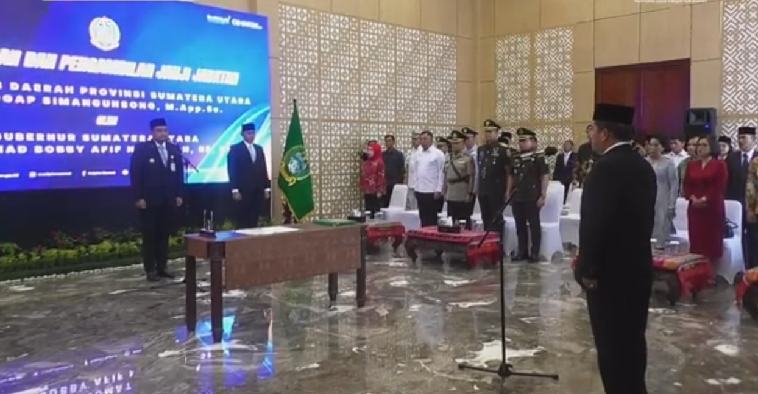 Gubernur Sumut Bobby Nasution resmi melantik Togap Simangunsong sebagai Sekretaris Daerah Provinsi (Sekdaprov) Sumut, digelar di Gedung VIP Bandara Kualanamu, Kabupaten Deliserdang, Jumat (11/7/2025) sekitar pukul 14.00 WIB.