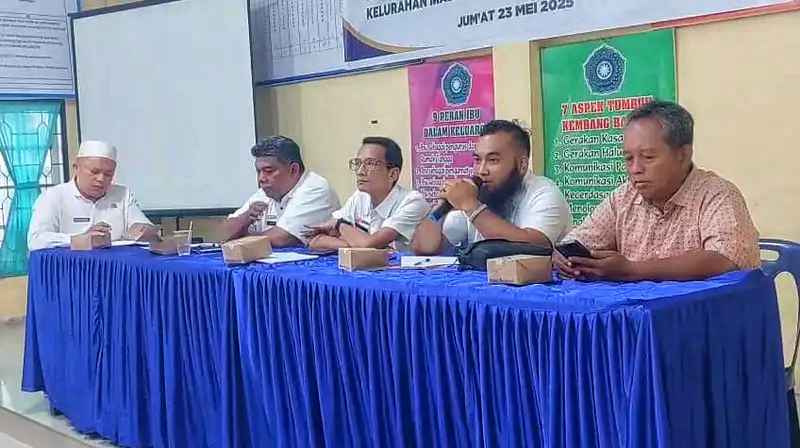 Kuasa hukum PT Pataka Karya Sentosa, Dian Hardian Silalahi SH MH (kedua dari kanan) menjelaskan legalitas sertifikat HGB milik perusahaan saat mediasi sengketa lahan di Aula Kantor Lurah Mabar Hilir, Kecamatan Medan Deli, Rabu (23/07/2025).