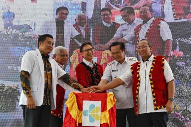 Wakil Gubernur Sumatera Utara (Sumut) Surya bersama Menteri Kesehatan RI Budi Gunadi Sadikin melaksanakan peletakan batu pertama peningkatan kelas Rumah Sakit Umum Daerah (RSUD) Pratama Nias Barat dari Tipe D ke Tipe C, Jumat (11/7), di Jalan Budi Utomo, Desa Onolimbu, Kecamatan Lahomi, Kabupaten Nias Barat.