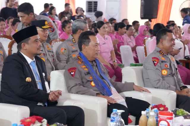 Gubernur Sumatera Utara (Sumut) Bobby Nasution mendampingi Kapolri Jenderal Polisi Listyo Sigit Prabowo melakukan groundbreaking pembangunan 29 Satuan Pelayanan Pemenuhan Gizi (SPPG) jajaran Polda Sumut, di Mapolda Sumut Jalan SM Raja Medan, Jumat (11/7/2025).