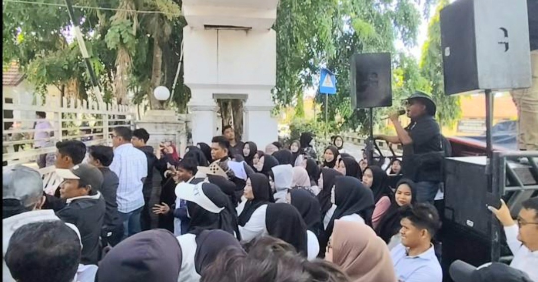 Gedung DPRD Tanjungbalai Diserbu Pegawai Honorer Gegara di Rumahkan