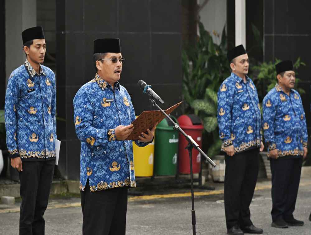 Sekretaris Daerah Provinsi Sumatera Utara (Sumut) Togap Simangunsong menjadi Inspektur Upacara (Irup) Hari Kesadaran Nasional di Halaman Kantor Dinas Sosial Provinsi Sumut di Jalan Sampul Nomor 138 Medan, Kamis (17/7/2025).