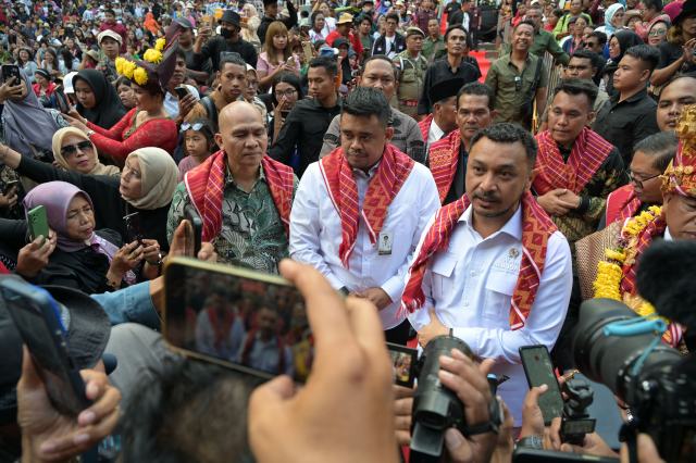 Gubernur Sumatera Utara (Sumut) Bobby Afif Nasution, bersama Wakil Menteri Kebudayaan Giring Ganesha, disambut meriah pada pesta buah dan bunga di Open Stage Taman Njuah-Njuah, Kota Berastagi, Kabupaten Karo, Kamis (31/7/2025). Foto/Diskominfo Sumut