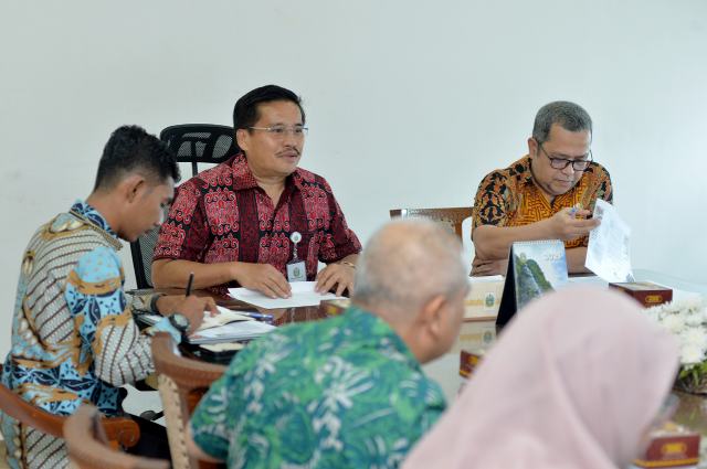 Sekretaris Daerah Provinsi Sumatera Utara (Sumut) Togap Simangunsong memimpin Rapat Rancangan Pembentukan Satuan Tugas Percepatan Penyelenggaraan Program Makan Siang Bergizi Gratis pada Provinsi Sumut di Ruang Rapat Lantai 9 Kantor Gubernur Sumut Jalan Diponegoro Kota Medan, Jumat (1/8/2025). Foto/Diskominfo Sumut 