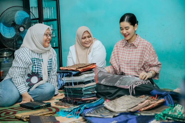 Ketua Dewan Kerajinan Nasional Daerah (Dekranasda) Sumatera Utara (Sumut) Kahiyang Ayu, mengunjungi sentra pengrajin songket di Desa Silo Bonto, Kecamatan Silau Laut, Kabupaten Asahan, Senin (4/8/2025). Foto/Diskominfo Sumut