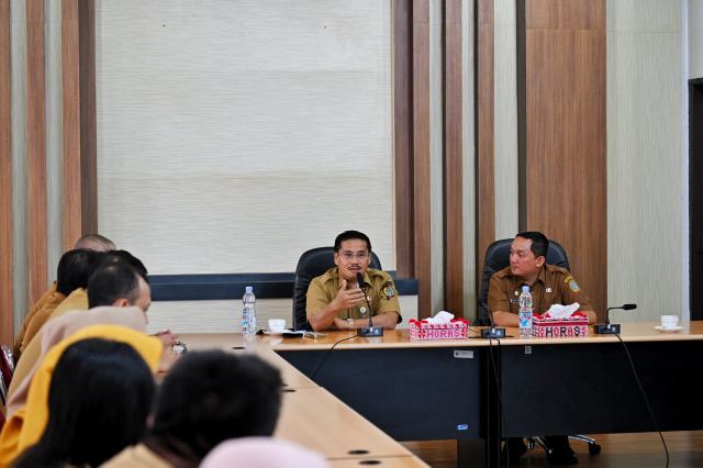 Sekretaris Daerah Provinsi Sumatera Utara (Sumut) Togap Simangunsong bersama Kepala Disbudparekraf Sumut Yuda Pratiwi Setiawan saat melakukan kunjungan kerja dan silaturahmi dengan Pejabat dan Jajaran Staf ASN ke Kantor Dinas Kebudayaan, Kepariwisataan dan Ekonomi Kreatif Provinsi Sumut di Jalan Rumah Sakit Haji Nomor 10 A Medan, Selasa(5/8/2025). Foto/Diskominfo Sumut
