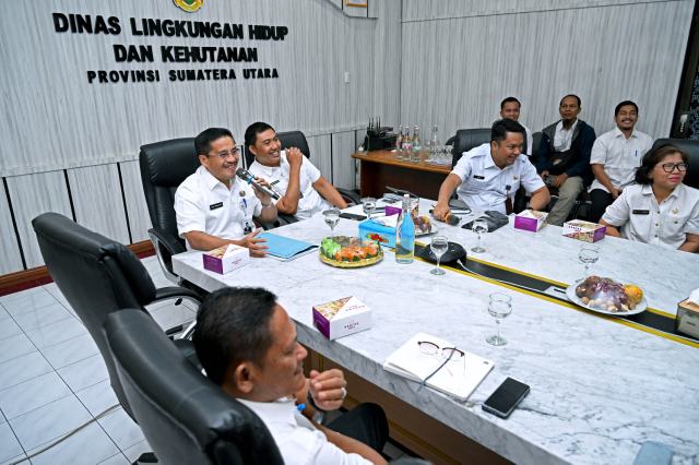 Sekretaris Daerah Provinsi Sumut, Togap Simangunsong melakukan kunjungan kerja ke Kantor Dinas Lingkungan Hidup dan Kehutanan Provinsi Sumut, Jalan Sisingamangaraja, Medan, Rabu (6/8/82025). Foto/Diskominfo Sumut