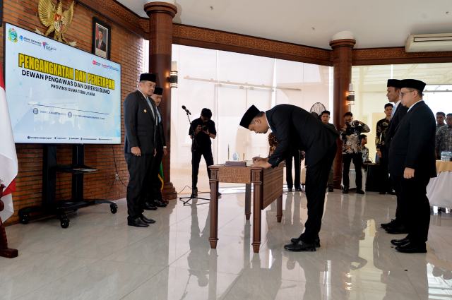 Gubernur Sumatera Utara, Bobby Nasution mengangkat dan menetapkan dua orang Direksi Perumda Tirtanadi dan satu orang Dewan Pengawas PD Aneka Industri dan Jasa di Anjungan Lantai 9 Kantor Gubernur Sumut Jalan Diponegoro, Kota Medan, Jumat (8/8/2025). Foto/Diskominfo Sumut